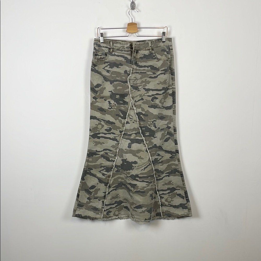 Vintage Y2K Nori Women's 5 Camouflage 5 Pocket Fray Hem and Trim Maxi Skirt